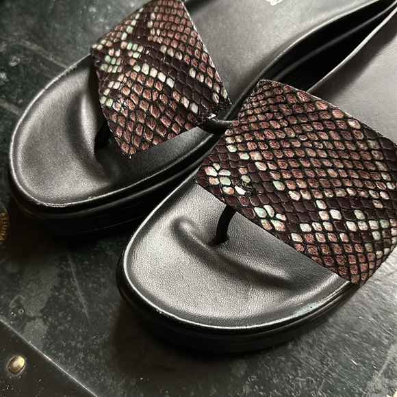 Donald J Pliner Fifi slides - Picture 5 of 10